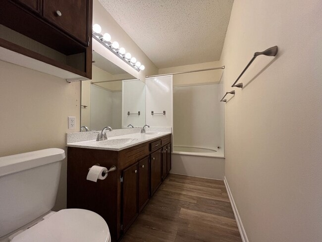 Building Photo - ONE STORY SOUTH SIDE DUPLEX!