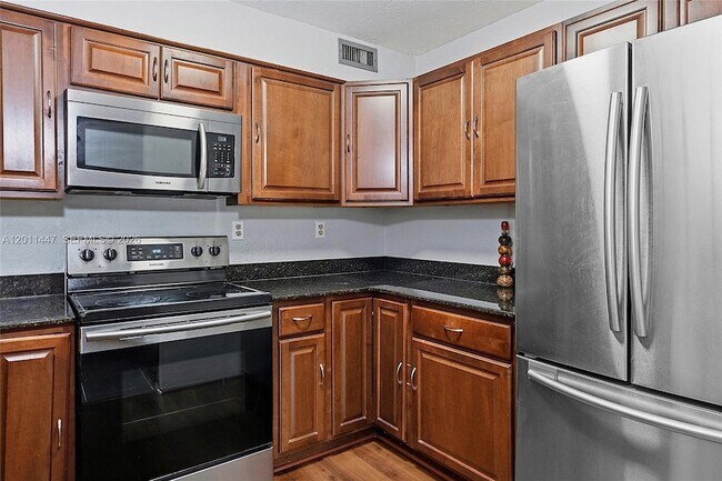 Building Photo - 3083 N Oakland Forest Dr