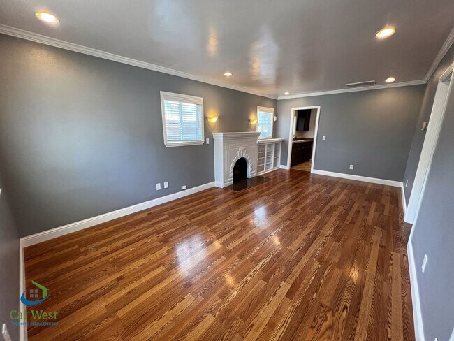 Building Photo - $4000 Beautiful Cottage Style 2 Bed 1 Bath...