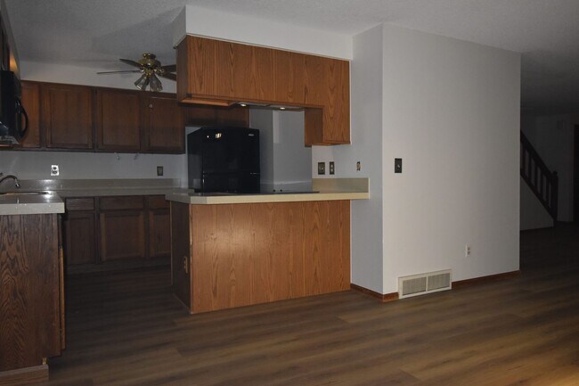 Building Photo - GREAT 3 BEDROOM/2 BATHROOM TOWNHOME WITH NEW PAINT & FLOORING. AVAILABLE 5/23.