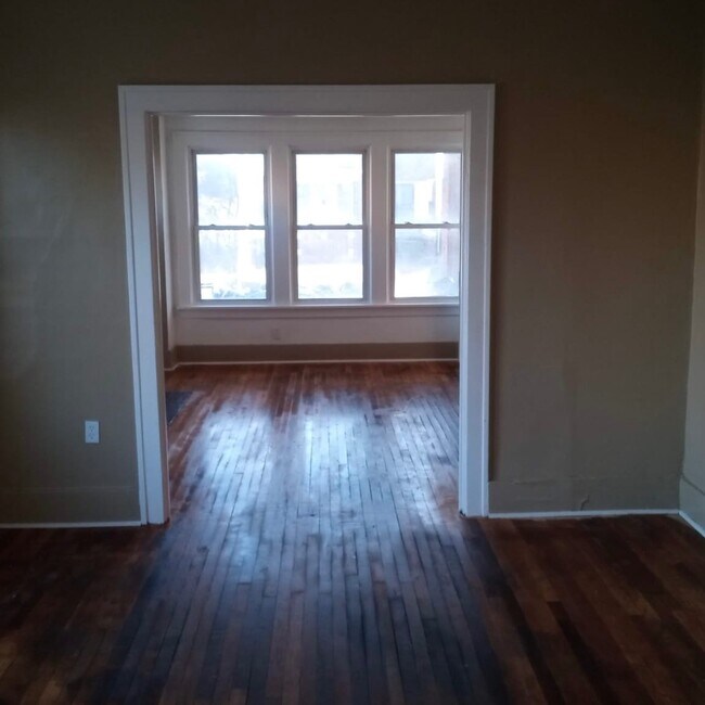 Building Photo - 1928 Gladstone St