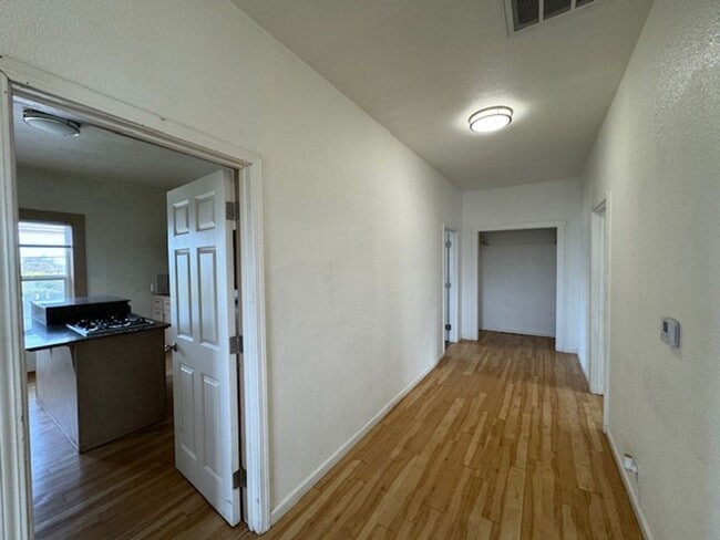 Building Photo - 111 W Hawthorne St