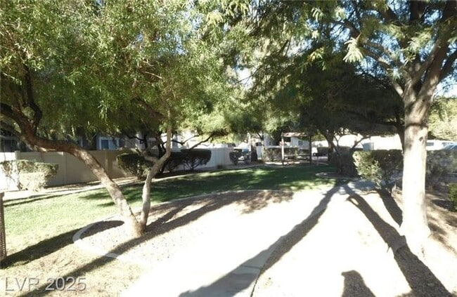 Building Photo - Fantastic SE townhome in a gated community!