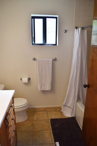 Additional view of bathroom - 2330 Malcolm Ave