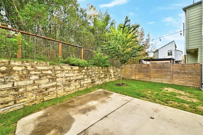 Building Photo - 705 N Bluff Dr