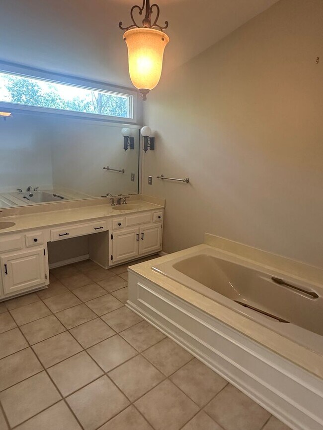 Building Photo - 4BD/3.5BA Germantown Charmer!