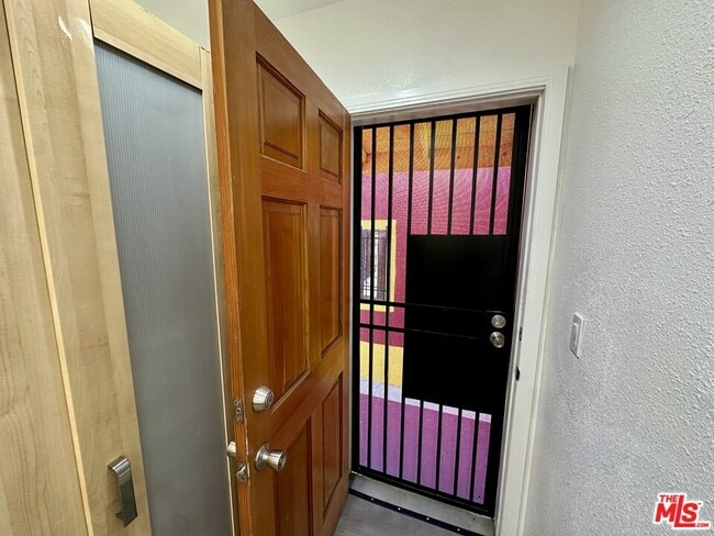 Building Photo - 523 1/2 W 56th St