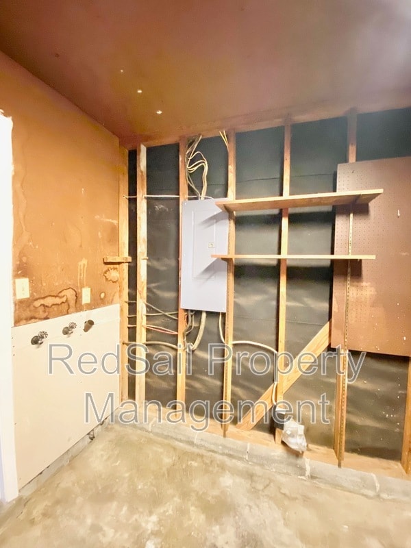 Building Photo - 701 Essex Park Dr