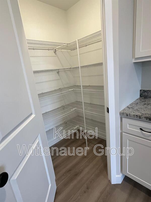 Building Photo - 812 Applewood Creek Dr