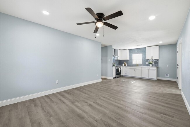 Building Photo - 4324 Crenshaw Ave