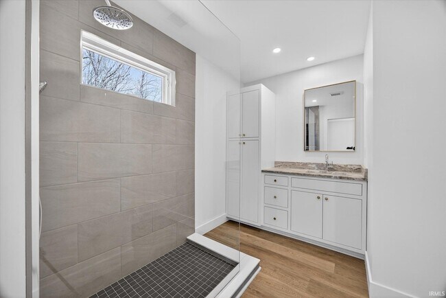 Building Photo - 4620 S Woodbine Dr
