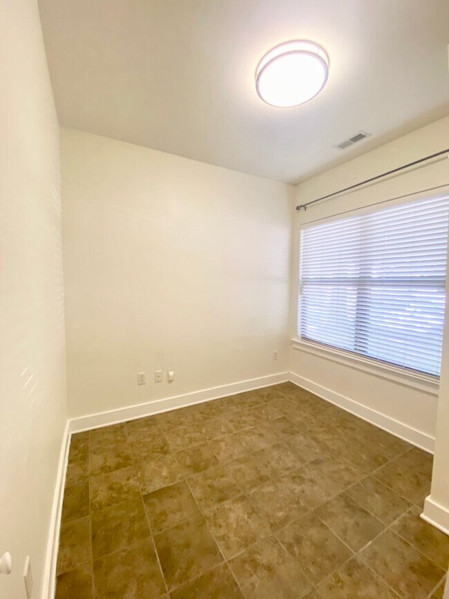 Building Photo - Townhome in First Ward!