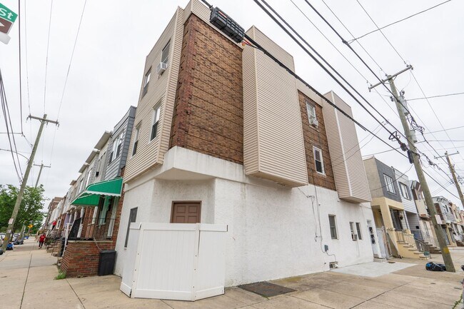Primary Photo - 2400 S 4th St
