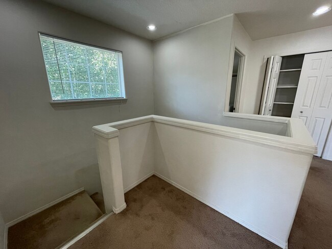 Building Photo - Hillsboro 3Bedroom 2.5 Bath + Den ~ Includes Washer & Dryer and Garage ~ Orenco Gardens Neighborh...