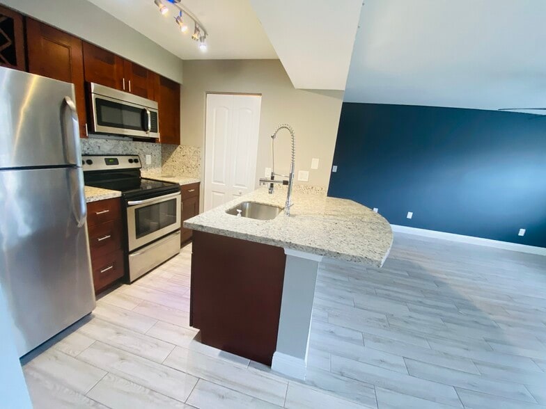 Building Photo - 1239 SW 46th Ave