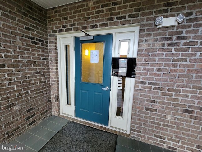 Building Photo - 605 Admiral Dr