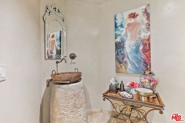 Building Photo - 605 N Hillcrest Rd