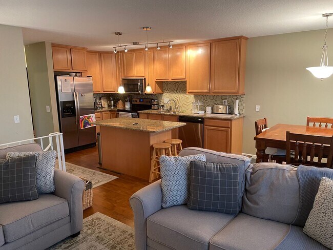 Building Photo - Beautifully updated Townhome in the West B...
