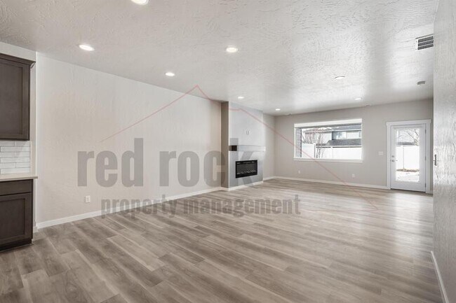Building Photo - 1329 N Tschirley St