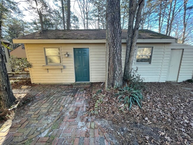 Building Photo - 3 Bedroom 3 Bath Beauty on Golf Course wit...