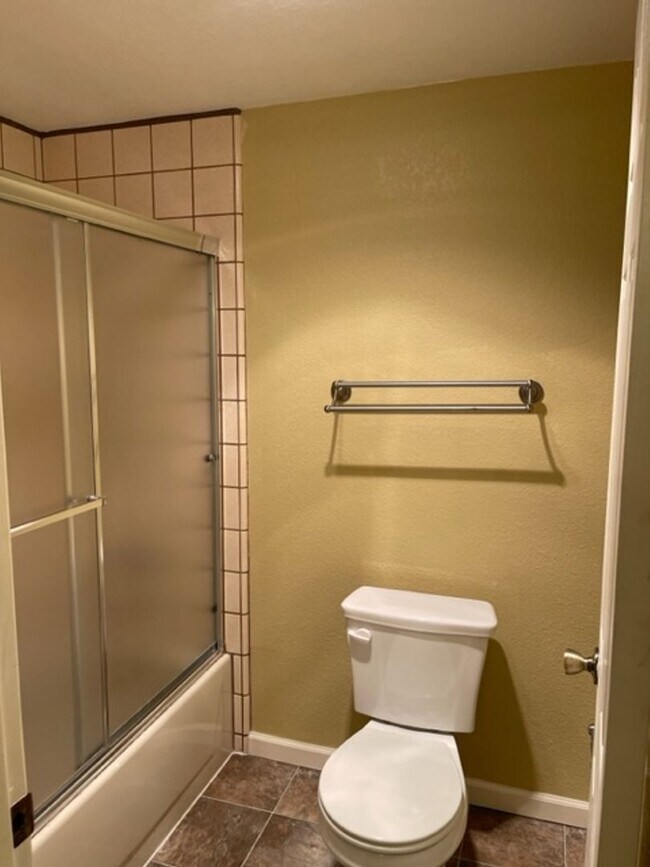 Building Photo - Beautiful Bottom Floor Unit in Ridgecrest Condos! Month to Month Lease!