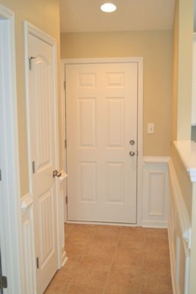 Building Photo - Cute 2 Bedroom Townhouse - Close to Shopping & Restaurants! Near I-20 and Washington Rd