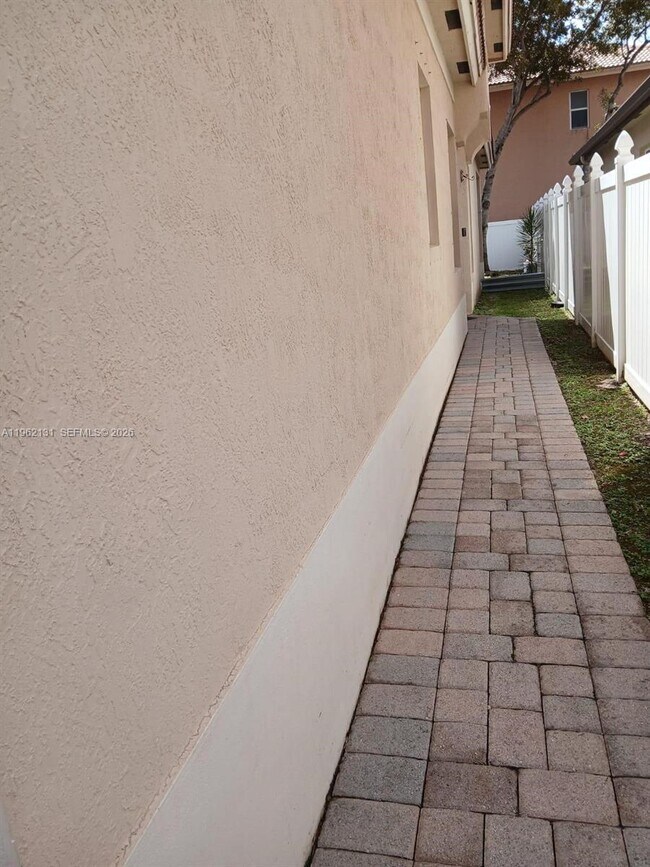 Building Photo - 3964 NE 11th Dr