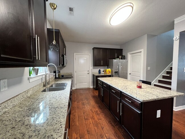 Building Photo - 3 bedroom home in Portmsouth