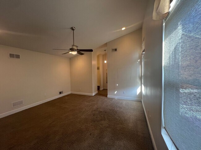 Building Photo - Beautiful 4 Bedroom/ 2.5 Bath with Integra...