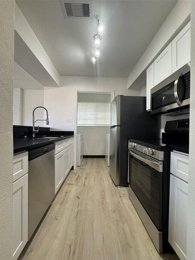 Building Photo - 1319 Brenda Ln