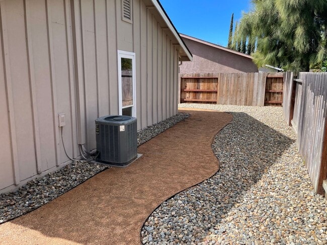 Building Photo - REMODELED DUPLEX CLOSE TO DOWNTOWN IN S. N...