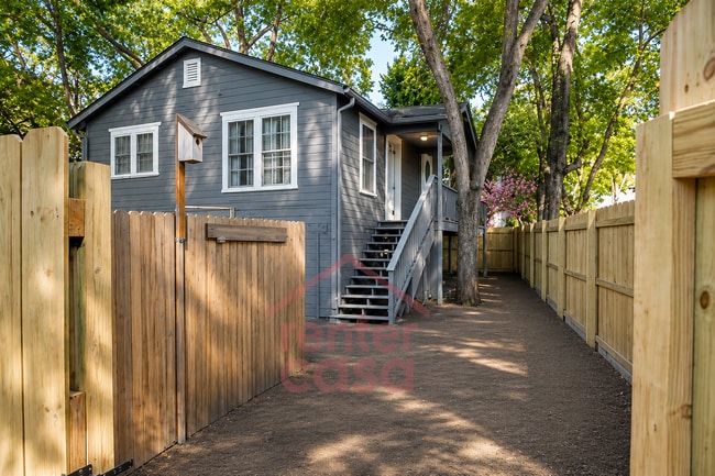 Building Photo - THE CUSTER| Atlanta home just a 4-minute walk to the bus stop at Willingham Dr @ Colville Ave, of...