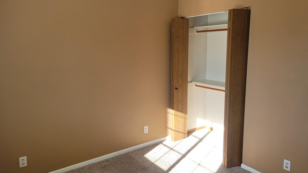 Building Photo - 320 Forest Dr