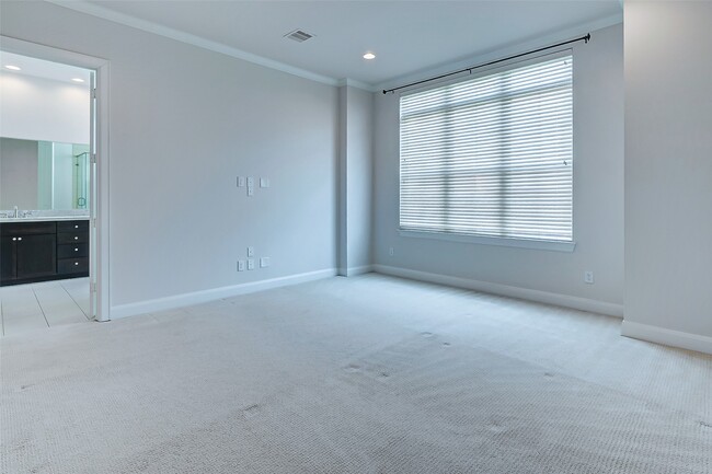 Building Photo - 2209 Chenevert St