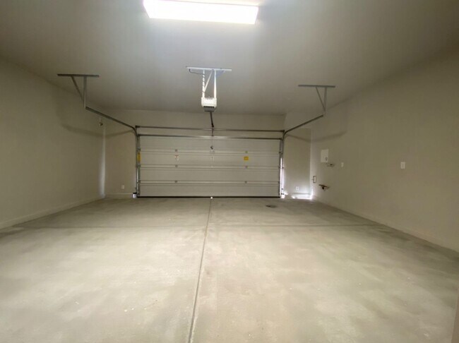 Building Photo - AMAZING GATED 3 BED 2.5 BATH 2 CAR GARAGE !
