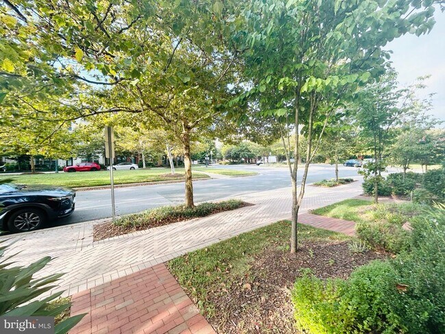 Building Photo - 913 King Farm Blvd