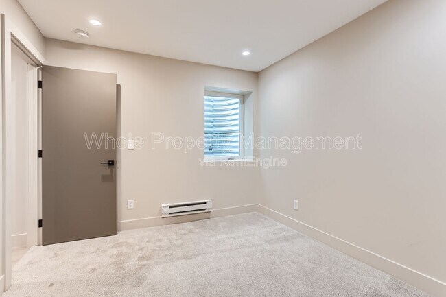 Building Photo - 2321 S High St