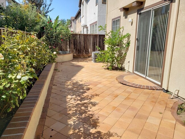 Building Photo - WillowGlen: Beautiful 3 Bedroom 3 Bathroom...