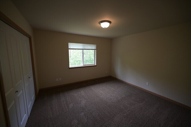 Building Photo - 3 bed, 2.5 bath, 2 car garage, lots of sun...