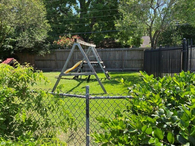 Building Photo - 1220 Shadowdale Dr