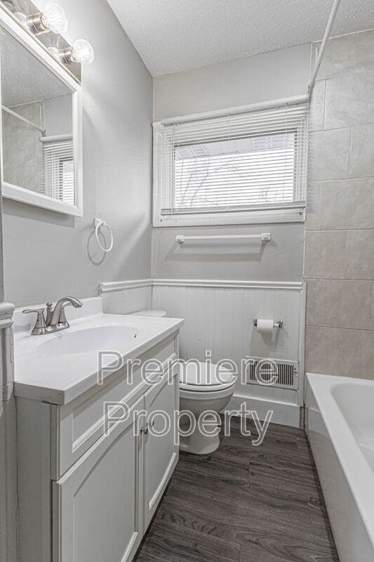 Building Photo - 7607 E 110th St