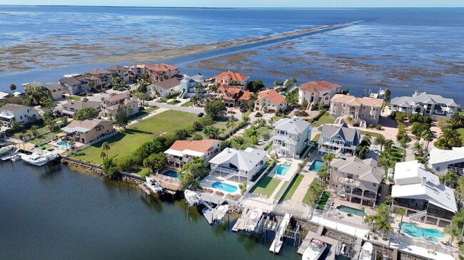 Building Photo - "3-Bed, 3-Bath Gem in New Port Richey with 2,233 Sq Ft of Living Space!"