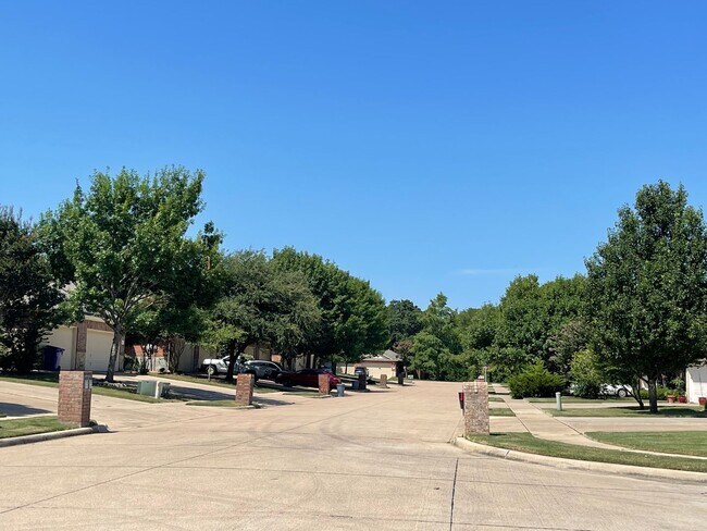 Building Photo - 2408-2410 Ravenwood Court