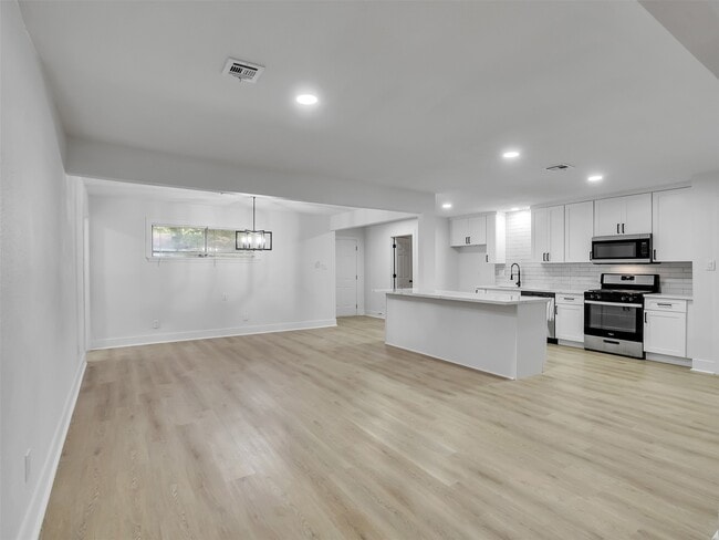 Building Photo - 6026 Diamond Ct