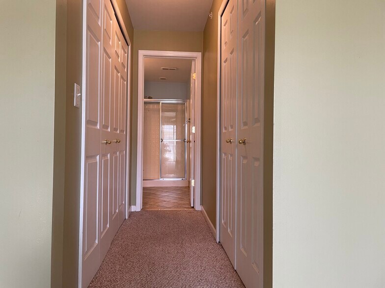 Building Photo - 10102 W Midway Ct
