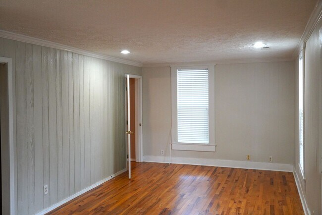 Building Photo - PRE-LEASING! Adorable Bungalow Steps From ...