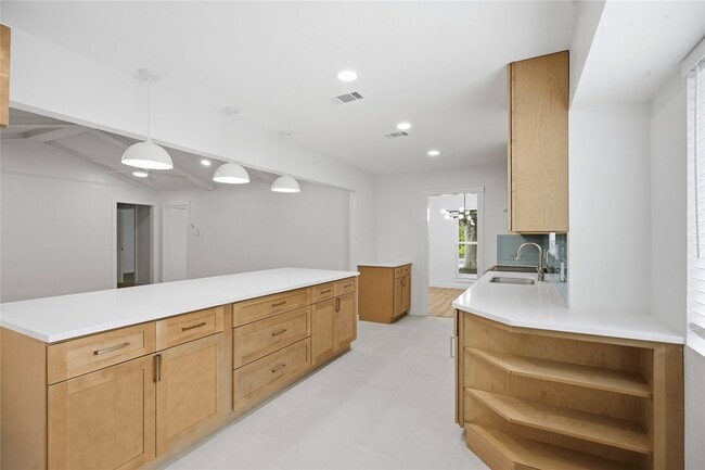 Building Photo - 3013 Conejos Dr