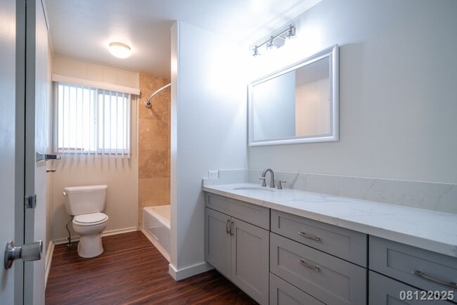 Building Photo - UPGRADED 4BR 2BA House in MANOA with SPLIT...