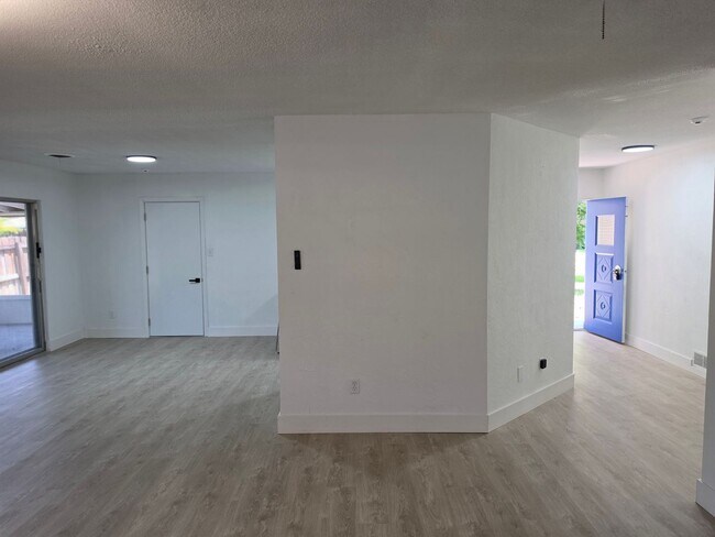 Building Photo - FOR RENT!!! SIMPLY STUNNING AND SPACIUS 3 BED 2 BATH SINGLE FAMILY HOME..