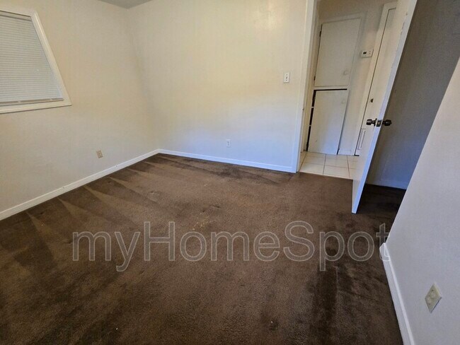 Building Photo - 916 Twinbrook Ave